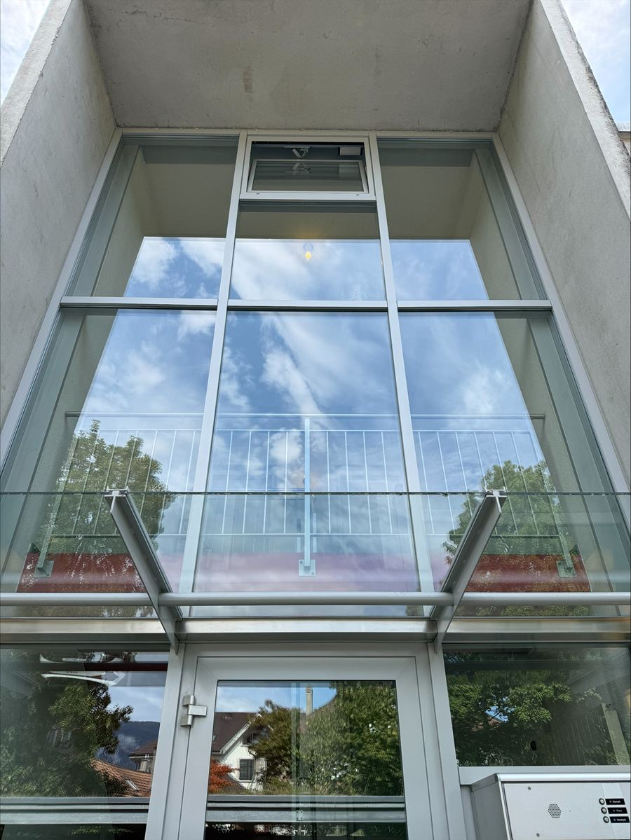 Streifenfrei gereinigte Glasfront eines Treppenhauses